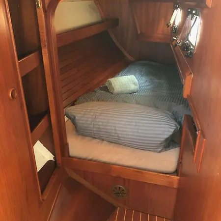 African Queen Botel *